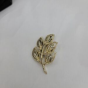 Vintage Gold Tone Leaf pin